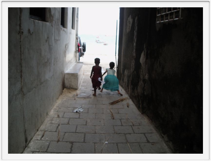 Girls playing - back lane Z'bar